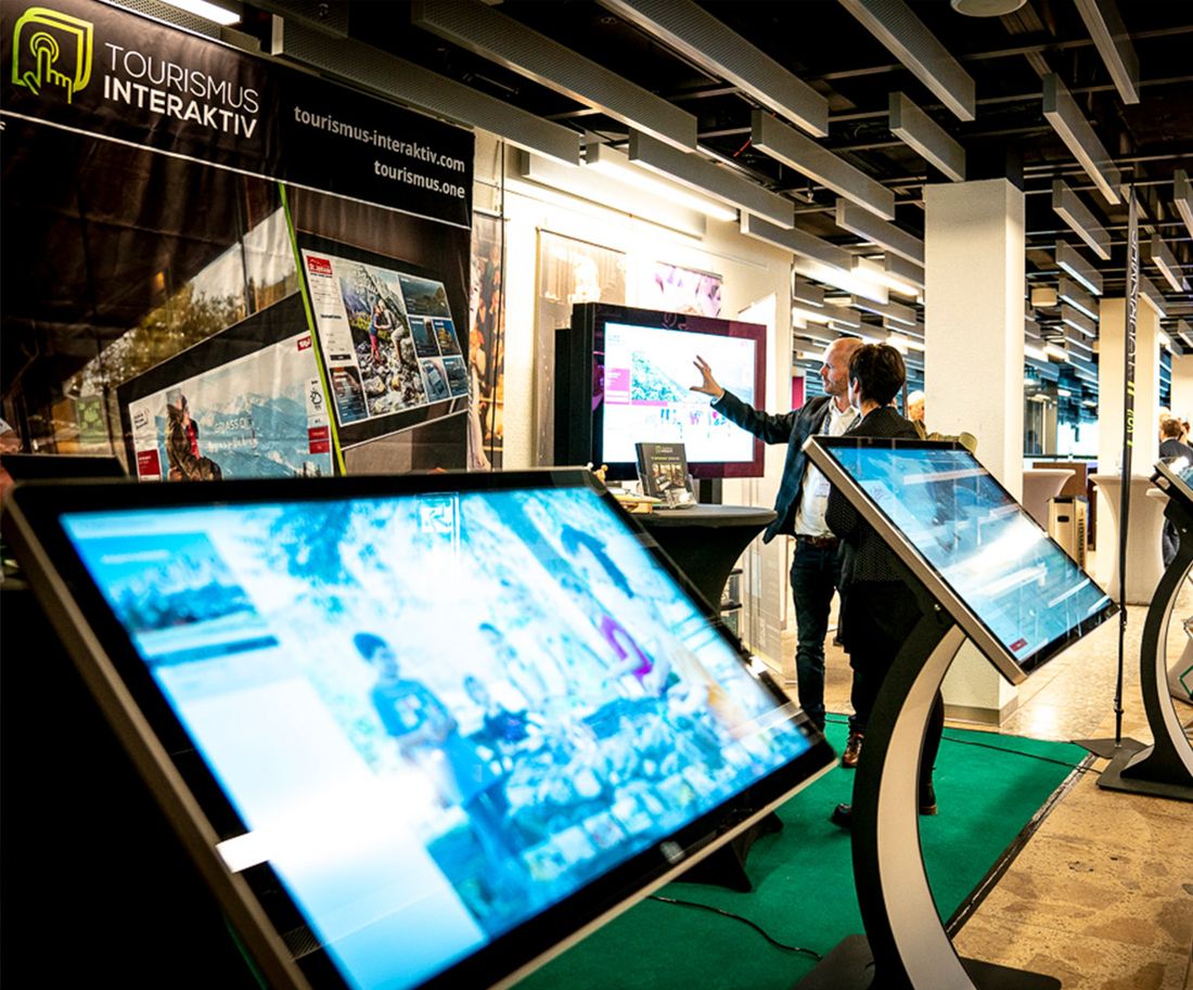 TI Infopoints im Showroom, mehrere Geräte im Einsatz